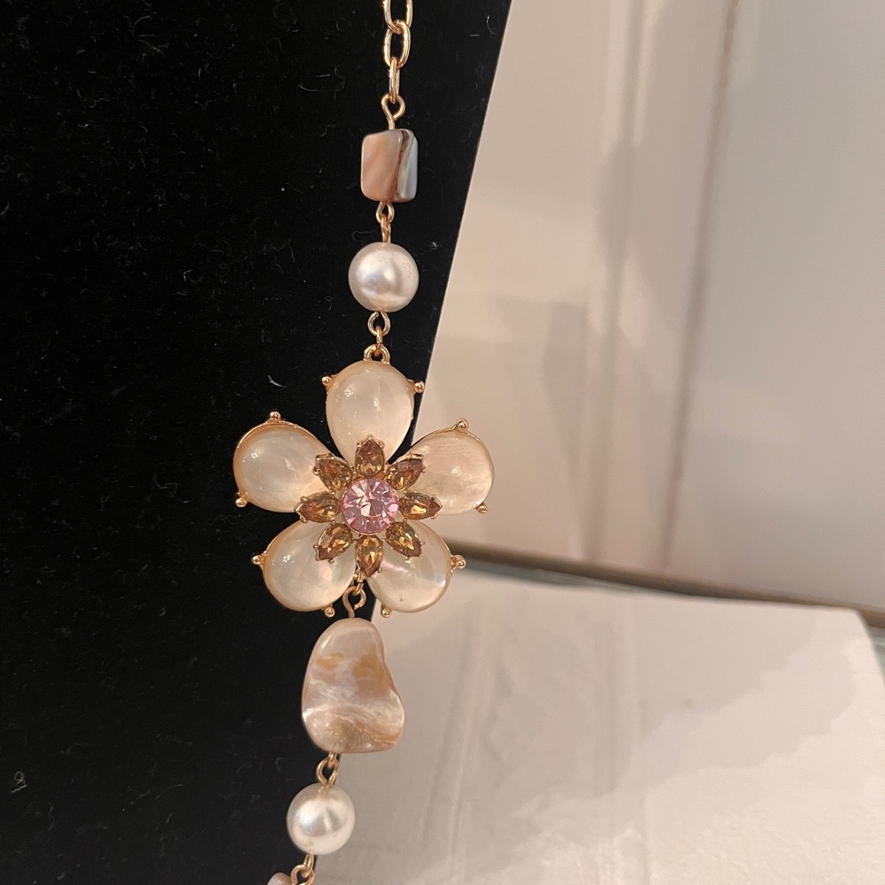 Avon Beautiful Mother of Pearl Blossom ๐ธ Breeze Necklace - Picture 3 of 5